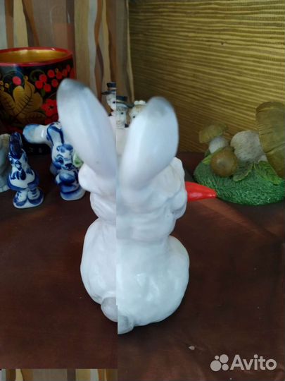 Статуэтка заяц с морковкой