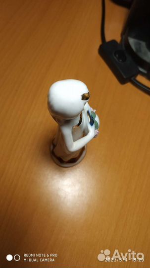 Фарфоровая статуэтка