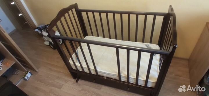 Детская кроватка с маятником и ящиком