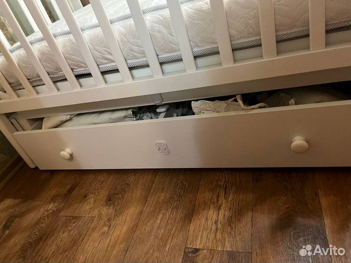 Детская кроватка с маятником и ящиком