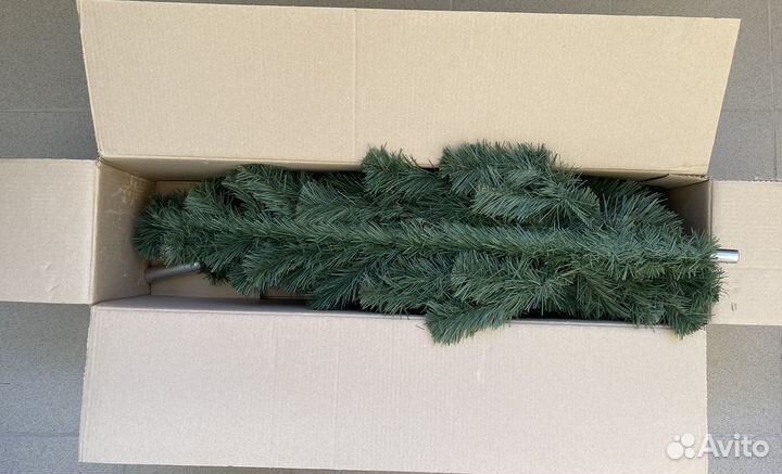 Ель пристенная 1,8 м с гирляндой