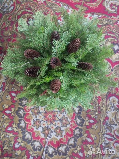 Новогодняя композиция из веток пихты и шишек 285/8