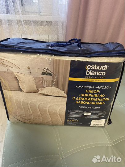 Набор: покрывало с декоративными наволочками