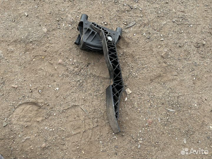 Педаль газа с датчиком Opel Zafira B