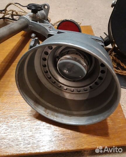 Фотоувеличитель и лампа