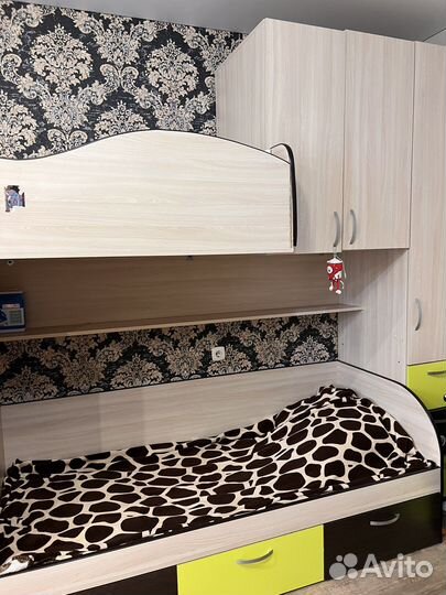 Двухъярусная кровать со шкафом и столом