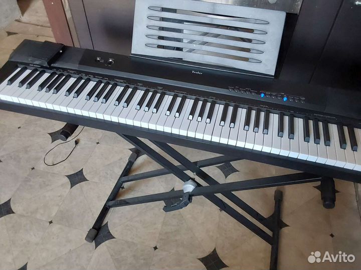 Цифровое пианино Tesler