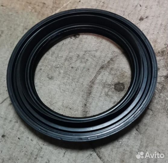 Сальник передней ступицы новый Nissan