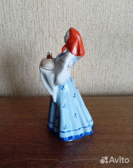 Фарфоровая статуэтка 