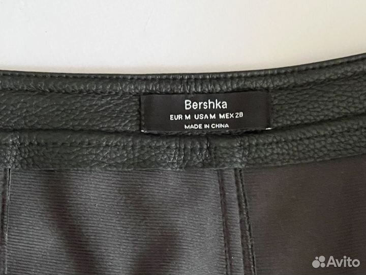 Черная кожаная юбка мини bershka М