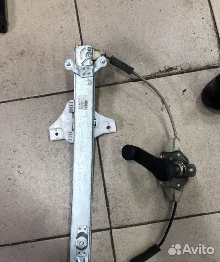 Стеклоподъемник задний правый Hyundai Solaris 2