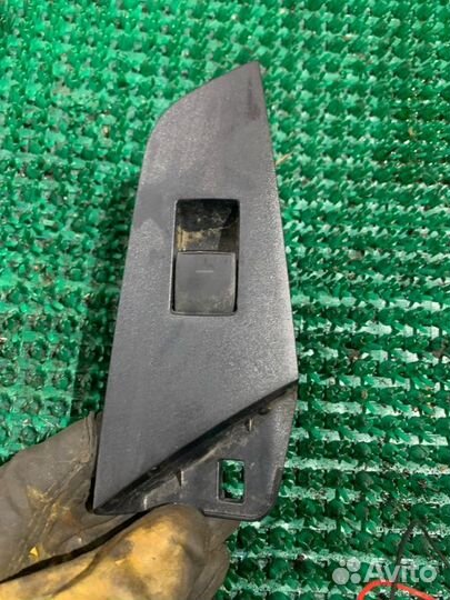 Кнопка стеклоподъемника задняя правая Toyota Prius