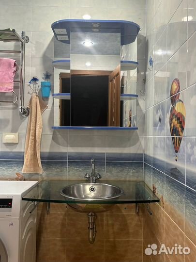 Умывальник и шкаф в ванную