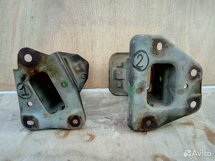 Nissan Note E11 - Кронштейны переднего усилителя