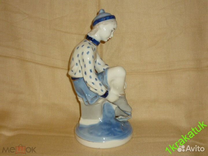 Девочка, юная фигуристка. Старая гжель