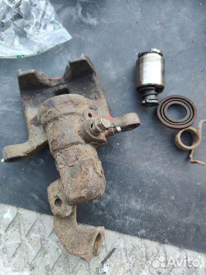 Суппорт задний левый Мазда 6