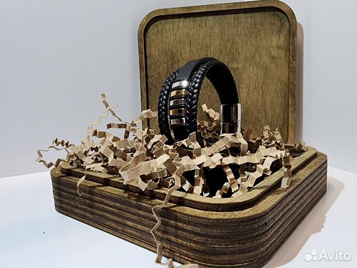 Кожаный браслет с металлическими вставками