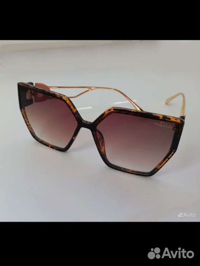 Солнцезащитные очки брендовые разные