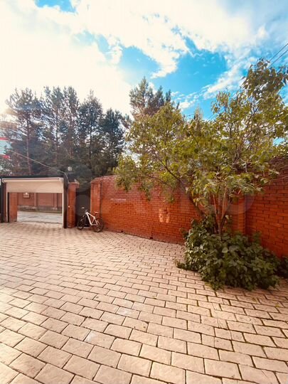 Дом 392,6 м² на участке 6,5 сот.