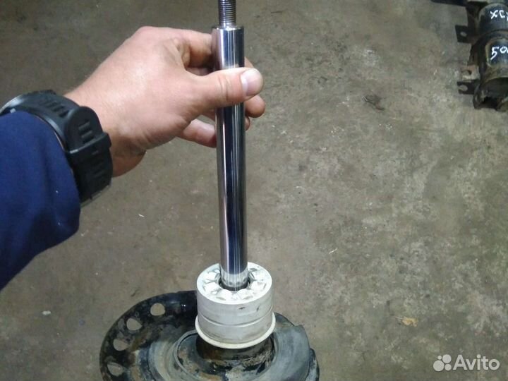 Стойка передняя левая Volvo XC 60