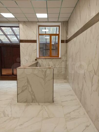 Здание, 3700 м²