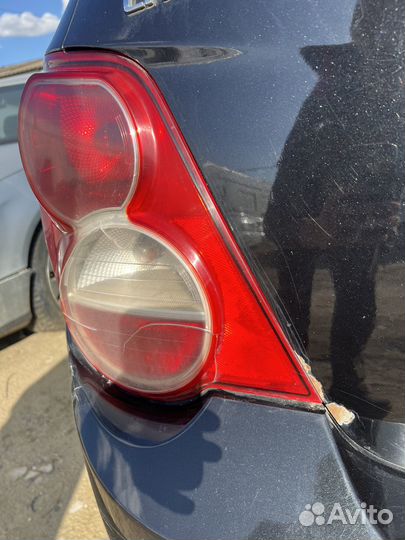Фонарь задний левый с трещиной chevrolet aveo t300