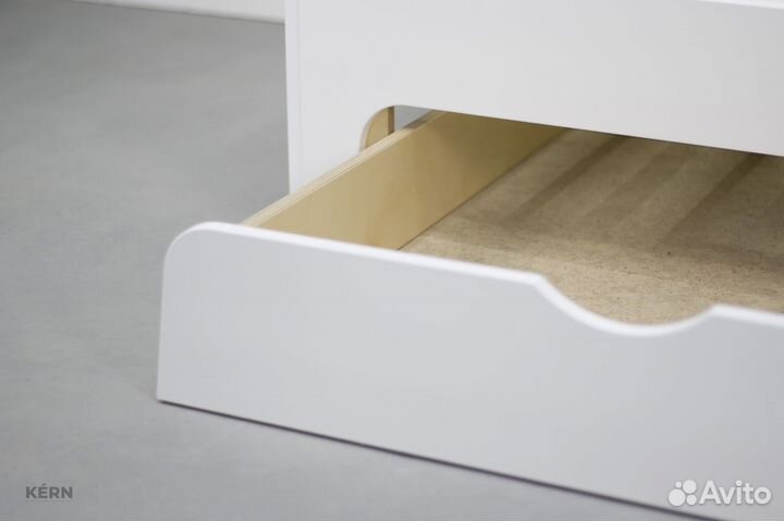 Детская кровать бортиком и ящиком