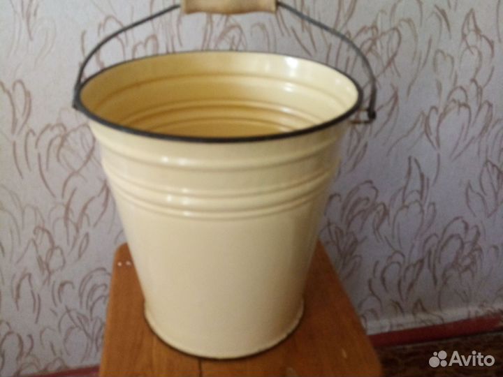 Эмалированное ведро с крышкой