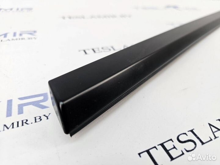 Молдинг двери передней левой Tesla Model 3 2023