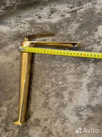 Смеситель золотой высокий для накладной раковины