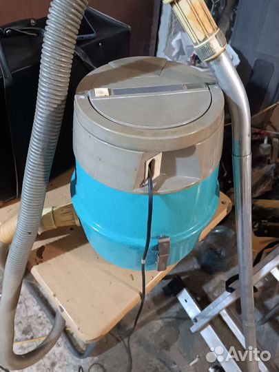 Ретро пылесос в рабочем состоянии