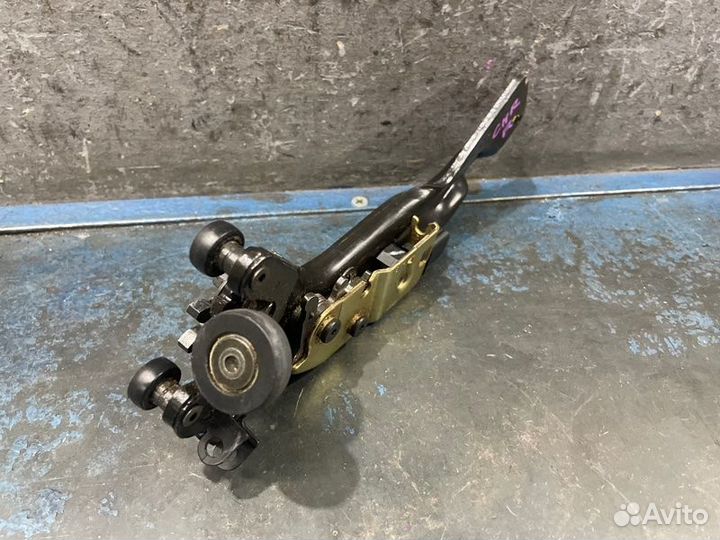 Петля двери правая Chrysler Voyager 4