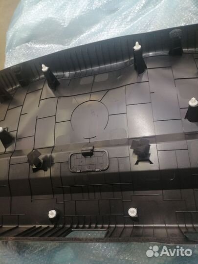 Обшивка крышки багажника Geely Coolray