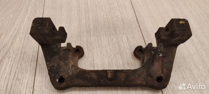 Скоба суппорта переднего левого 8251315 Volvo S80