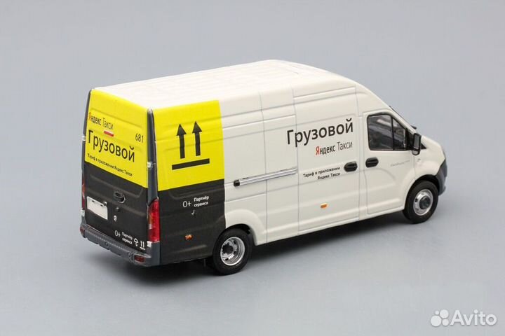 Водитель с грузовым авто