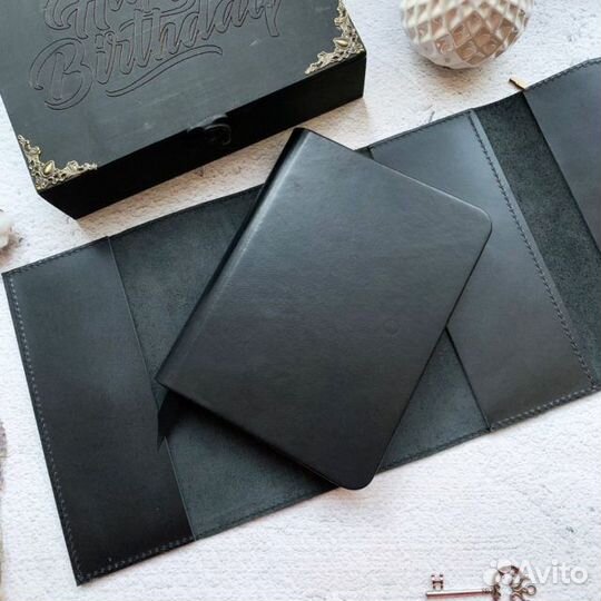 Рошель: Кожаная черная обложка для ежедневника - идеальный выбор для любителей минимализма