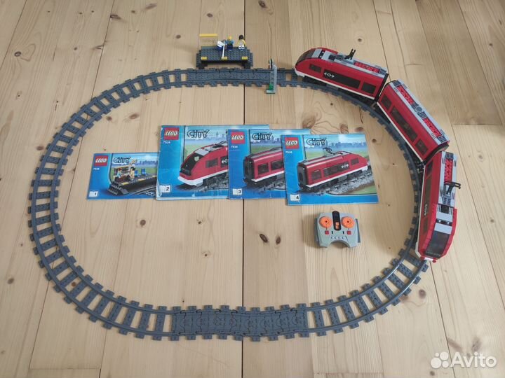 Lego красный пассажирский поезд 7938