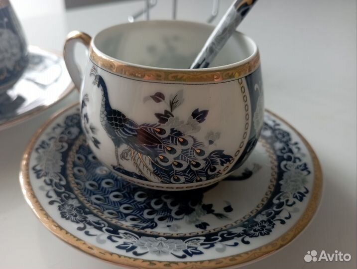 Кофейные чашки с блюдцами