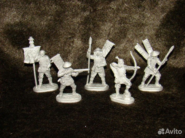 Солдатки разные, продаются сериями