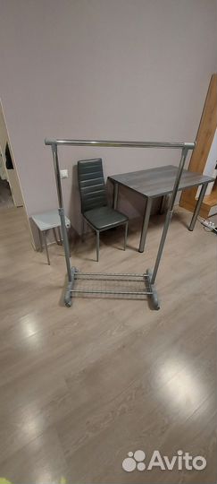 Вешалка на колесиках