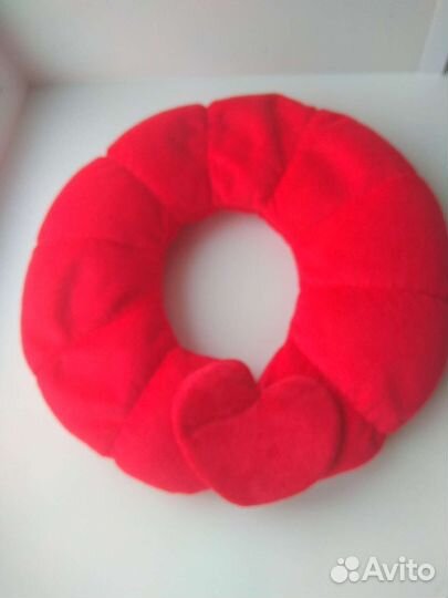 Подушка красная на шею с сердечком