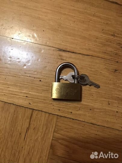 Замок с ключами