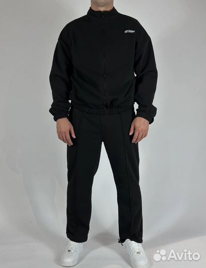 Черный спортивный костюм