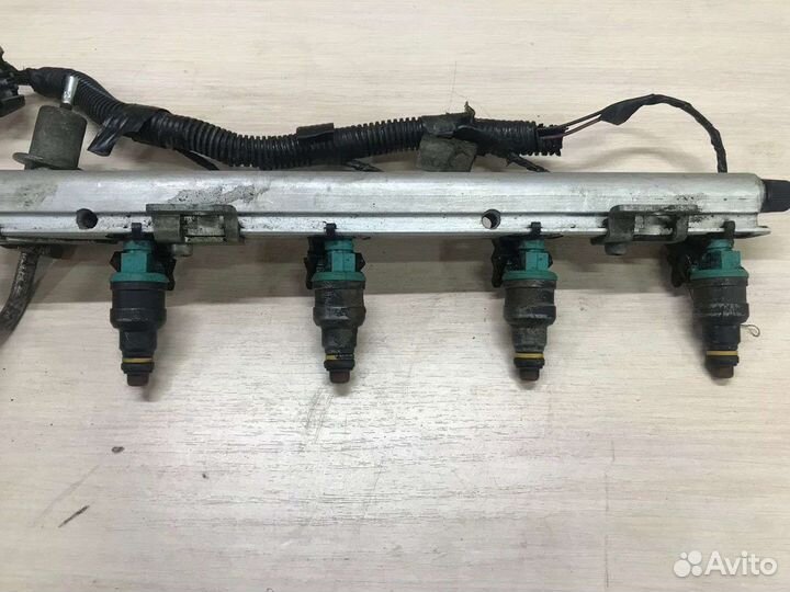 Топливная рампа с форсунками ваз 2110-12