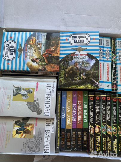 Книги детективы 40 шт. Цена за все