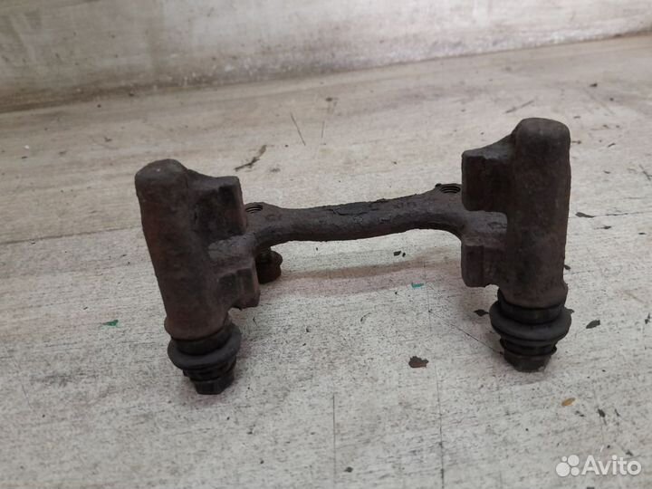 Скоба суппорта заднего Volkswagen Passat B5 рестайлинг (2000—2005)