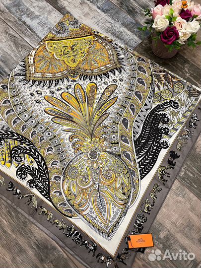 Шелковый большой платок Hermes серый с желтым