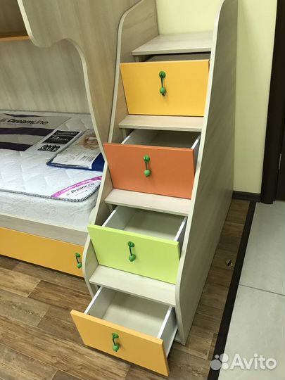 Кровать детская 2-х ярусная MIA и стол школьника