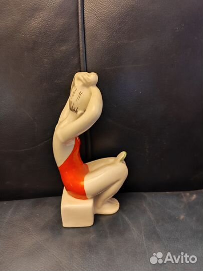 Фарфоровая статуэтка, девушка с зеркалом, 15 см