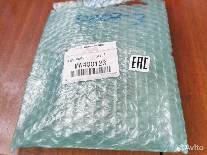 Натяжитель привода ремня грм MW400123